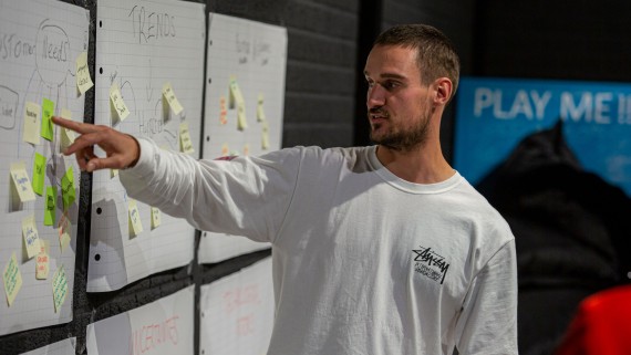 Een student wijst naar iets op een post-it