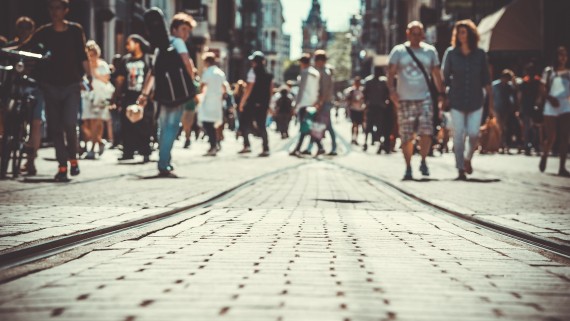 Mensen lopen door een drukke winkelstraat