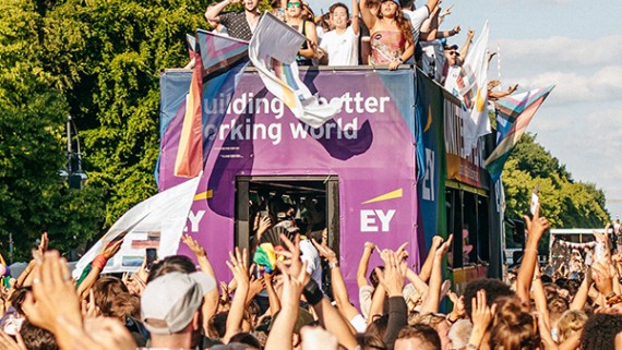 Mensen feesten op een wagen tijdens Pride