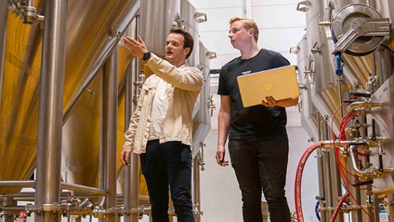 Twee mannen lopen door een brouwerij