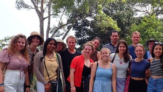 Groepsfoto van studenten op reis voor veldwerk