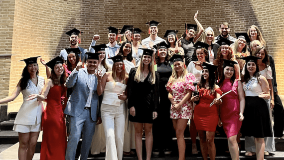 Groepsfoto van afgestudeerde studenten TDM