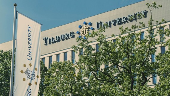 Het gebouw en de vlag van Tilburg University 