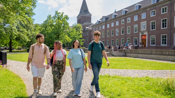 Vier studenten lopen over de BUas campus