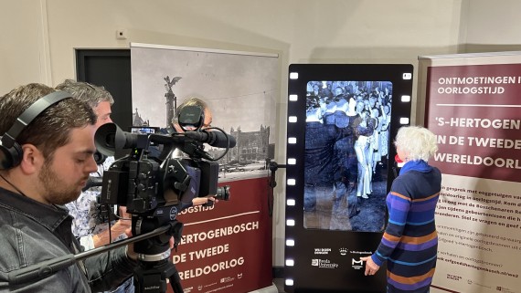 Een oude vrouw wordt gefilmd voor een video over de oorlog