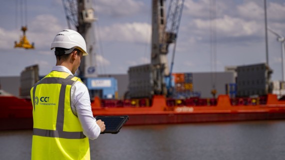 Man staat op de kade in een haven