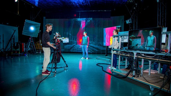 Studenten maken een video op een filmset