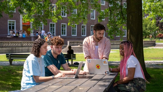 Vier studenten zitten aan een tafel op de BUas campus