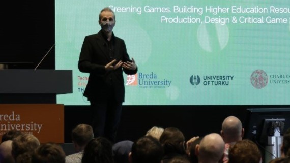 Een man geeft een presentatie over het vergroenen van games