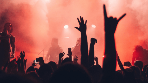 Dansende mensen tijdens een concert