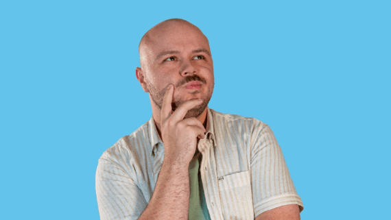 Een jongen heeft zijn hand bij zijn kin en denkt na 