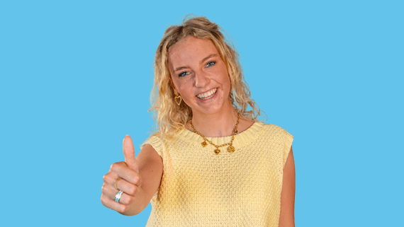 Een meisje steekt haar duim omhoog 
