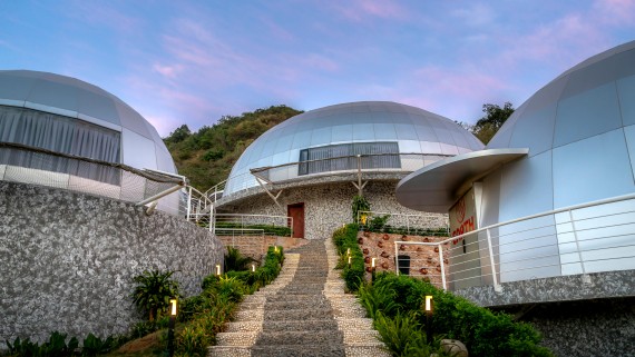 Een trap leidt naar drie vakantiewoningen van Moc Chau Island