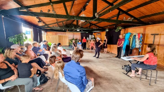 Mensen kijken naar een optreden met muziek en dans