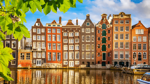 Een rijtje grachtenpanden aan het water