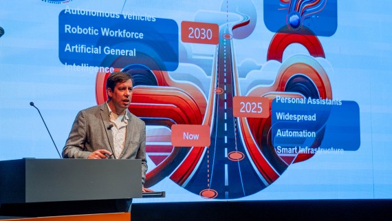 Man houdt een presentatie over AI 