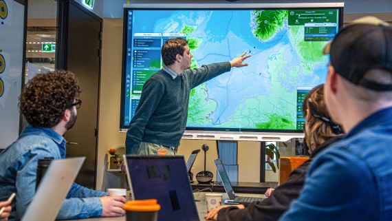 Een man geeft een presentatie voor een Digibord 