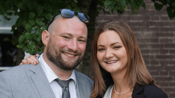 Portretfoto van twee Tourism alumni