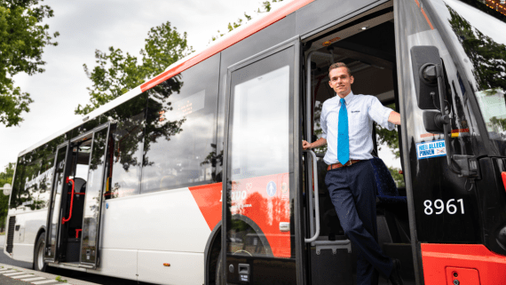 Portretfoto van Roy in een bus