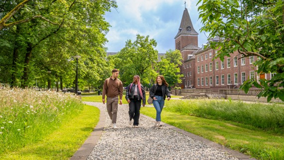 Studenten lopen over de BUas campus