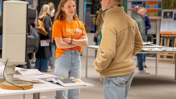 Een student praat met een studiekiezer