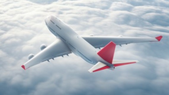 Een vliegtuig vliegt boven de wolken