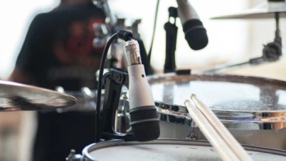 Een drumstel met microfoons