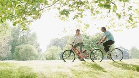 Twee mensen fietsen samen in de natuur