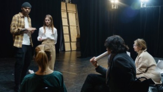 Groep studenten oefent een theaterstuk