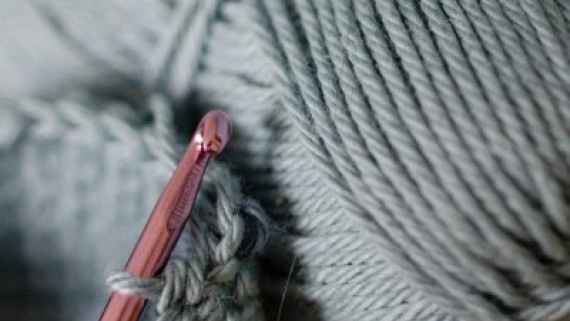 Bol wol met breinaald