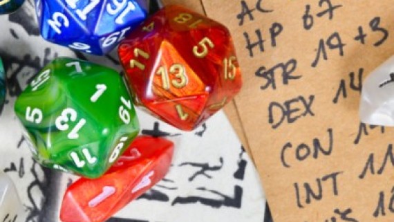 Dobbelstenen liggen op een stuk papier