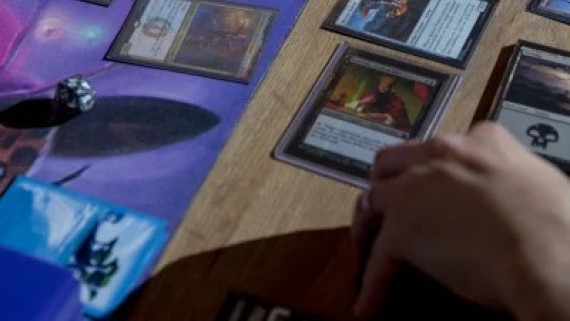 Speelkaarten liggen op een tafel 