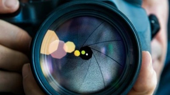 Een man houdt een camera vast