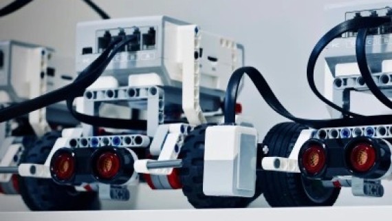 Drie robotwagens staan op een plank