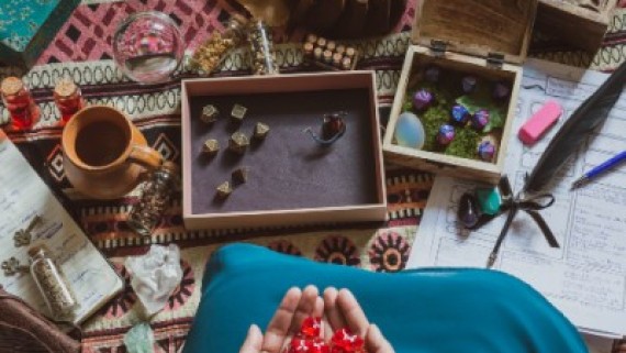 Iemand speelt een spel met gekleurde stenen