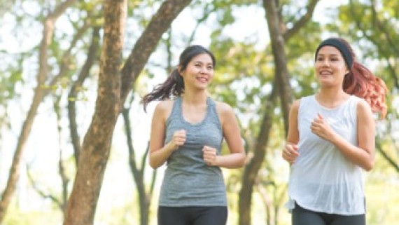 Twee vrouwen rennen in een park