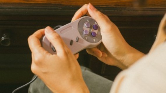 Vrouw speelt op een vintage game console 