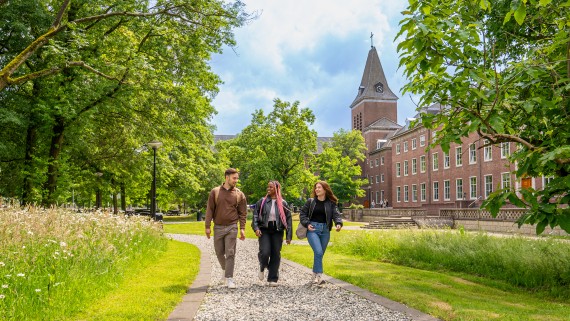 Studenten lopen over de groene BUas campus