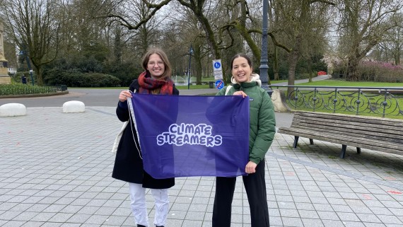 Isabella Forchini en medestudent met een vlag in het park