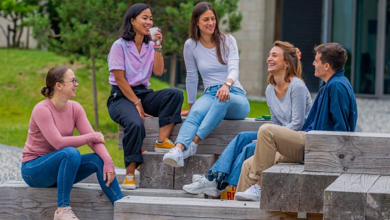 Studenten zitten buiten op de BUas campus