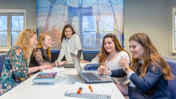 Vijf studenten aan het samenwerken