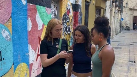 3 meisjes op straat in Valancia