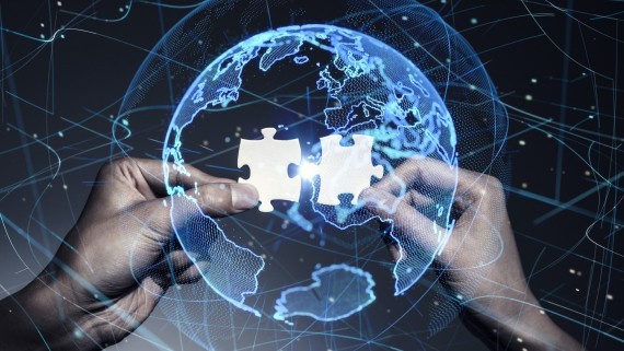 Twee handen passen twee puzzelstukjes in elkaar. 