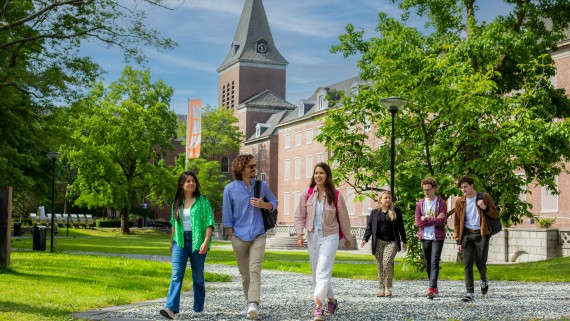Wandelende studenten op de BUas campus