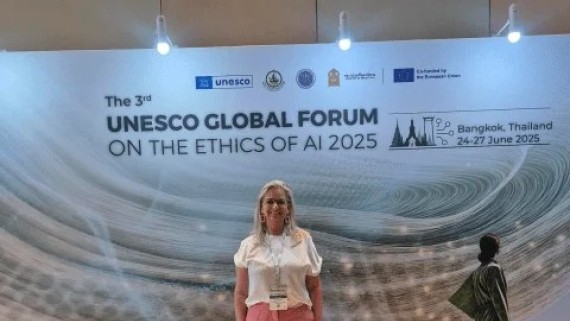 Inez poseert bij het unesco global forum in Thailand