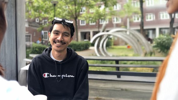 Kevin zit buiten bij de campus