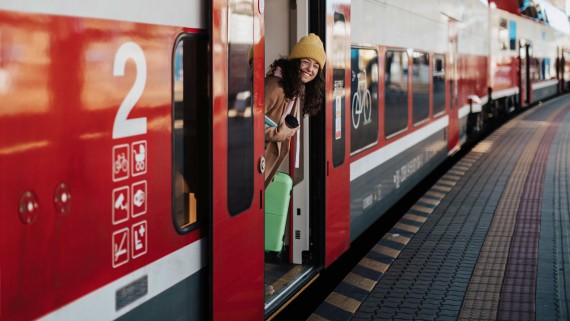 Een persoon staat in de deuropening van de trein