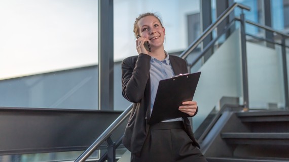 Student die op een luchthaven werkt.