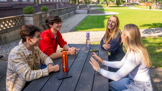 Studenten met elkaar in gesprek