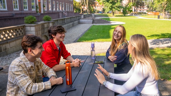 Studenten met elkaar in gesprek
